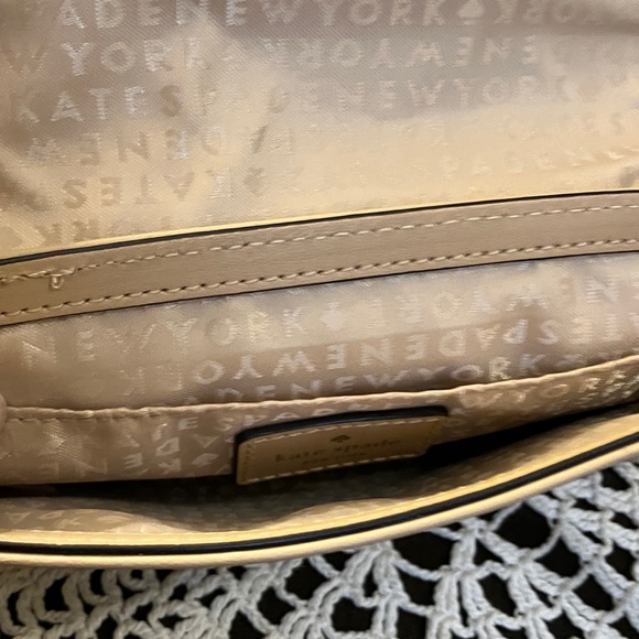 Kate Spade ♠️ New York ID strip, leather Crossbody. - Picture 4 of 4